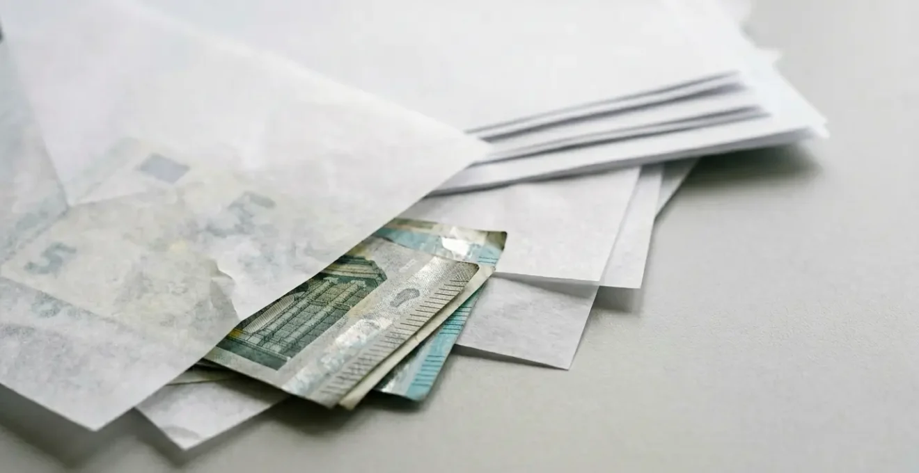 Immagine editoriale che rappresenta il concetto di risparmio fiscale attraverso le deduzioni IRPEF dimenticate