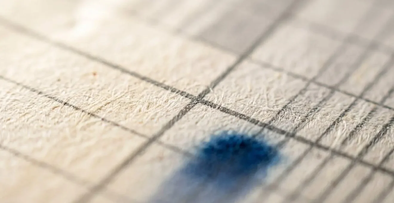 Immagine macro di un documento finanziario che mostra la struttura tabellare di un piano di ammortamento