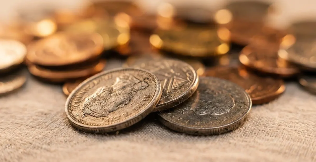 Rappresentazione visiva del concetto di risparmio finanziario attraverso l'uso di tecnologie fintech moderne